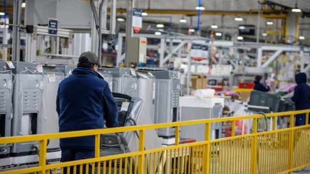 Electrolux deja de fabricar heladeras en su planta de Rosario