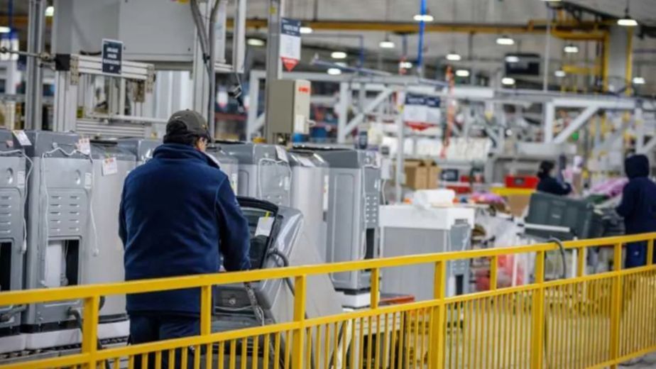 Electrolux deja de fabricar heladeras en su planta de Rosario