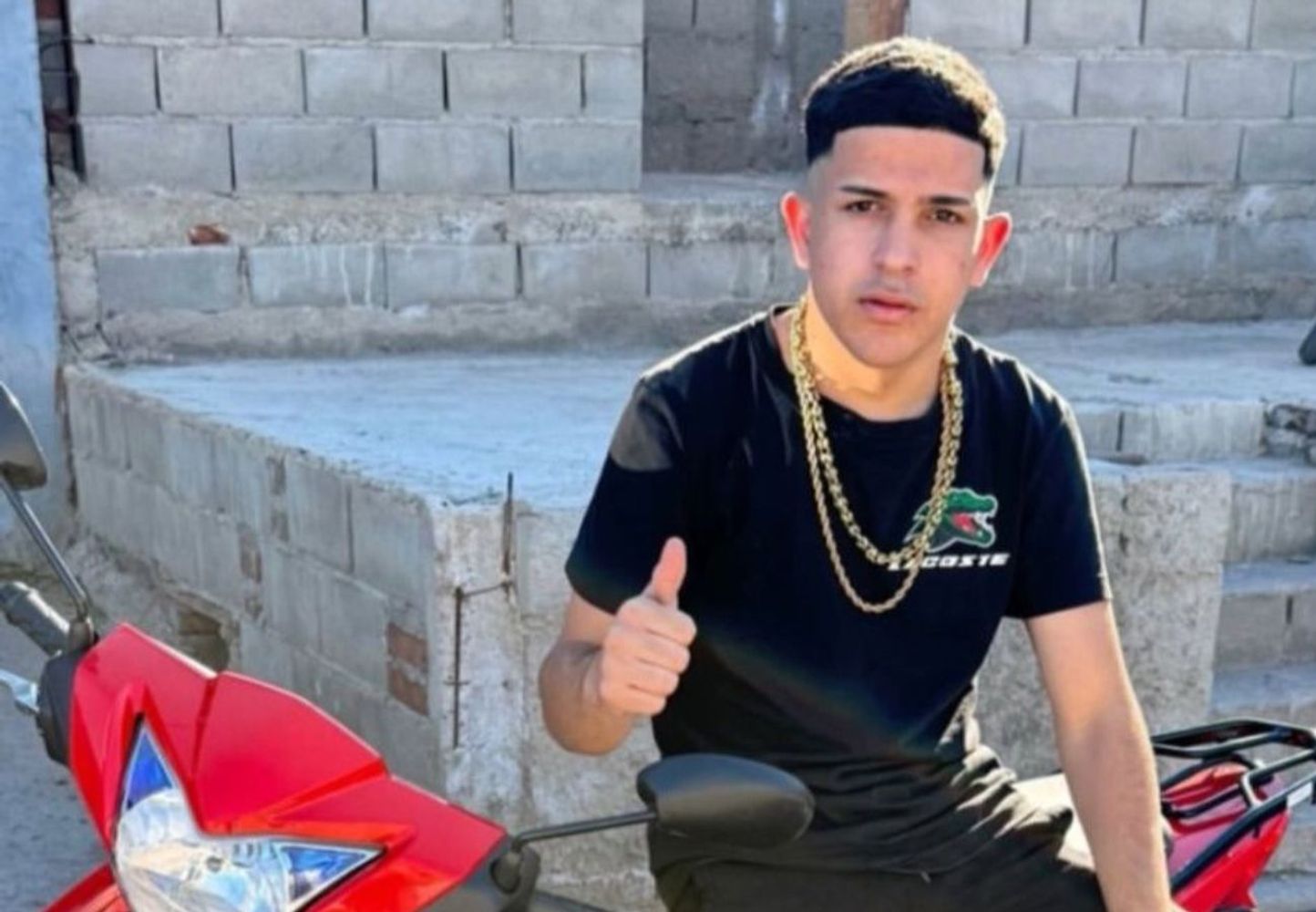 Un joven de 19 años lucha por su vida tras ser detenido por error.