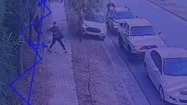 Un auto subió a la vereda y casi atropella a un grupo de personas.