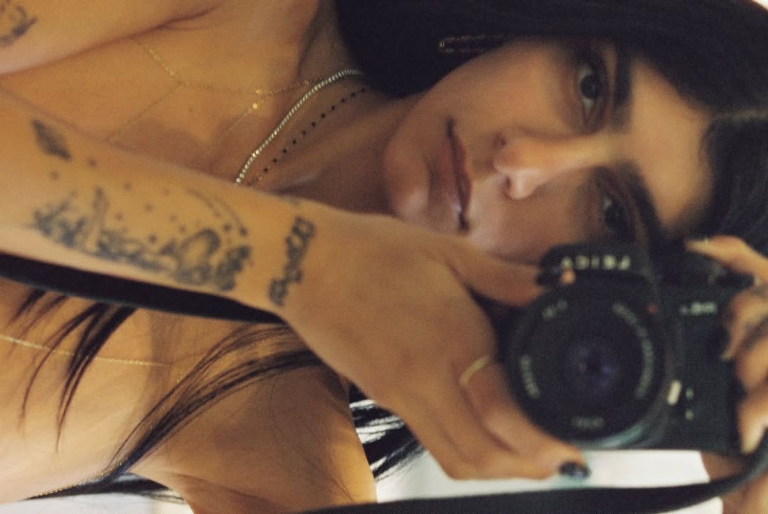 Mia Khalifa mostró su faceta como fotógrafa y posó frente al espejo con una cámara analógica