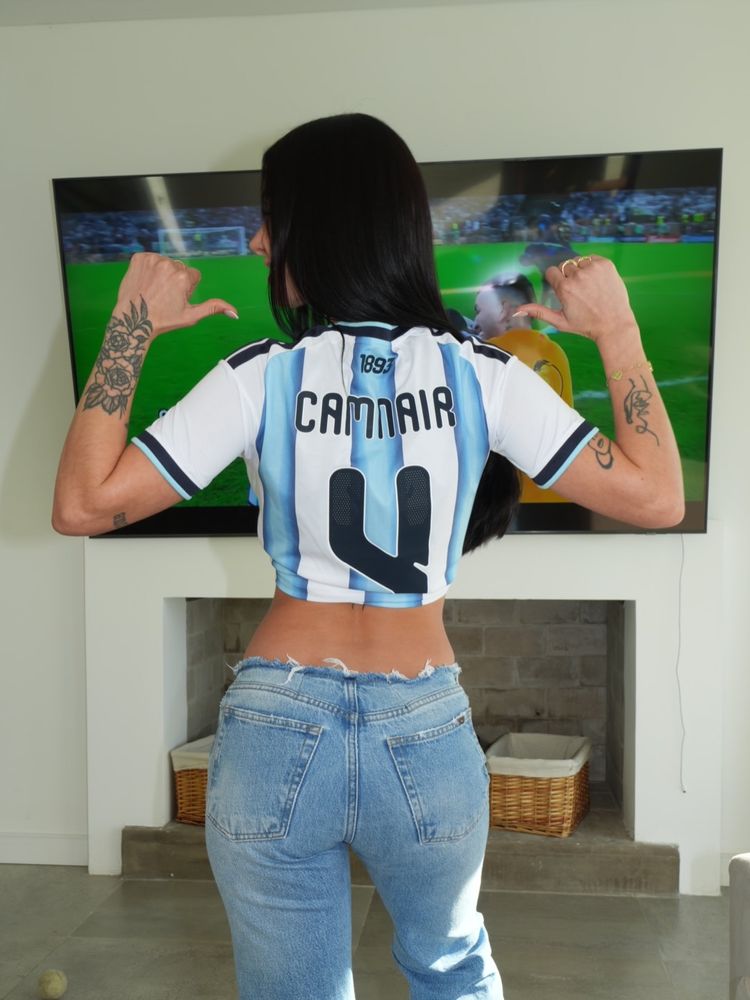 Cam Nair ya palpita la previa del mundial y eligió la camiseta de la Selección Argentina para alentar al equipo