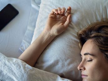 Qué dice la psicología sobre dormir con el celular al lado de la cama