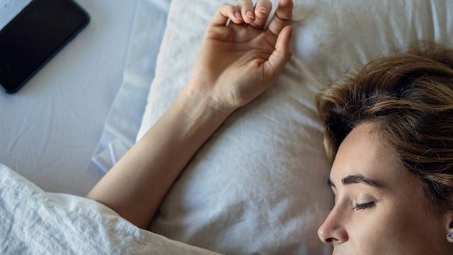 Qué dice la psicología sobre dormir con el celular al lado