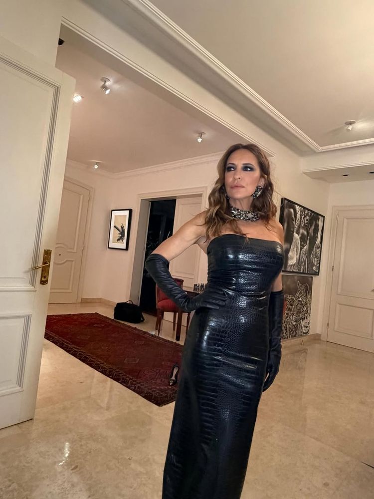 Analía Franchín arrasó con un vestido de cuero de charol total black y marcó tendencia en los Martín Fierro de la moda