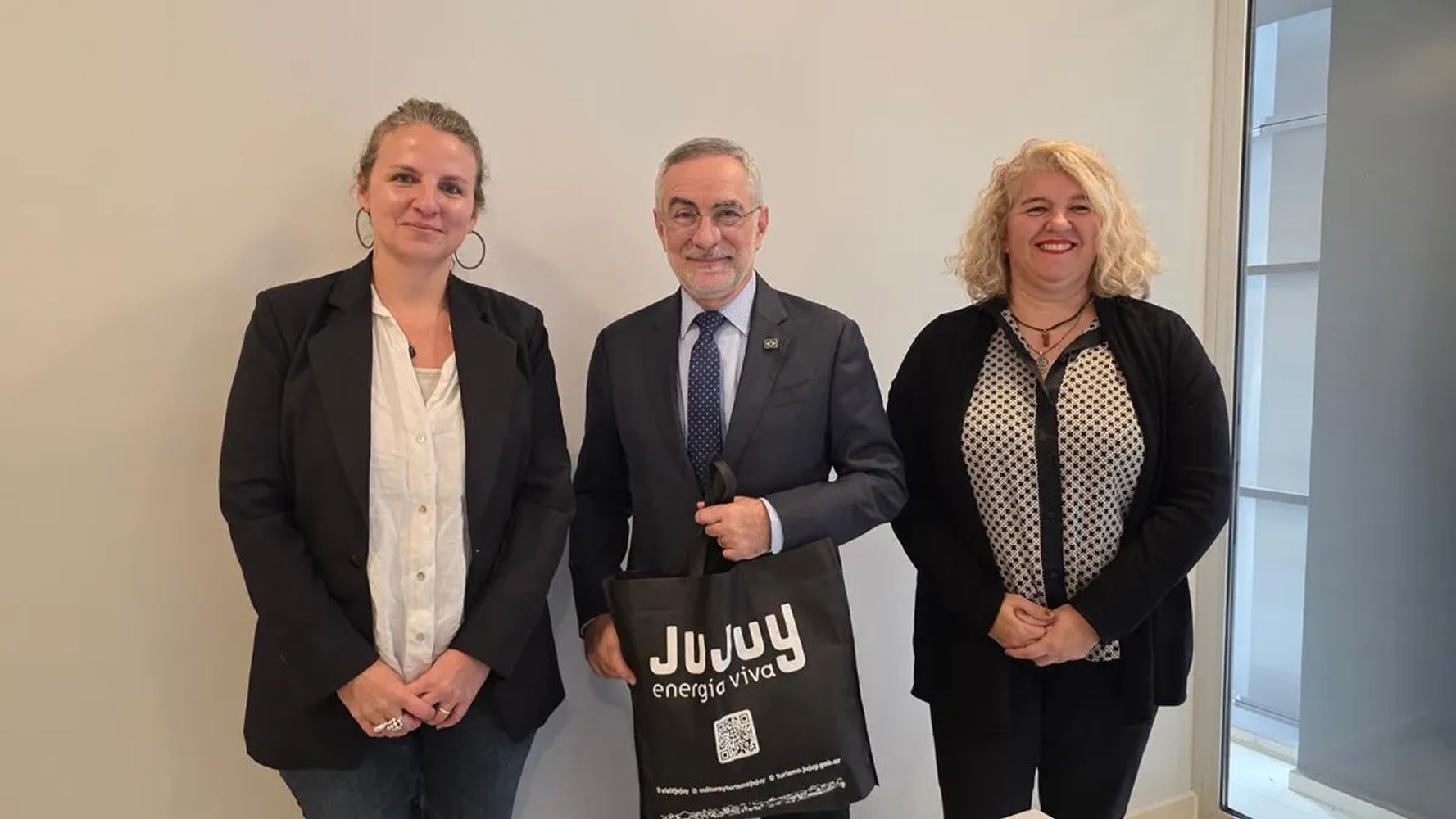La directora provincial de Turismo, Sofía Van Balen Blanken (izq.), y su par de Cultura, Gisela Arias, recibieron al embajador Julio Glinternick Bitelli en el Cabildo histórico de Jujuy.