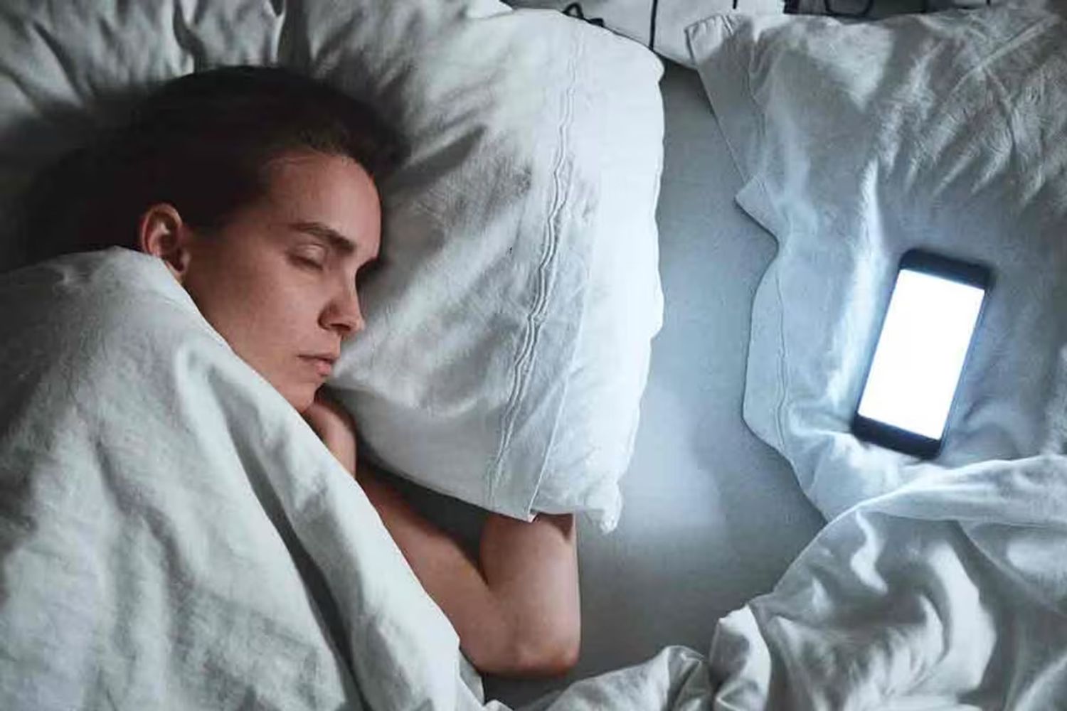 Qué dice la psicología sobre dormir con el celular al lado