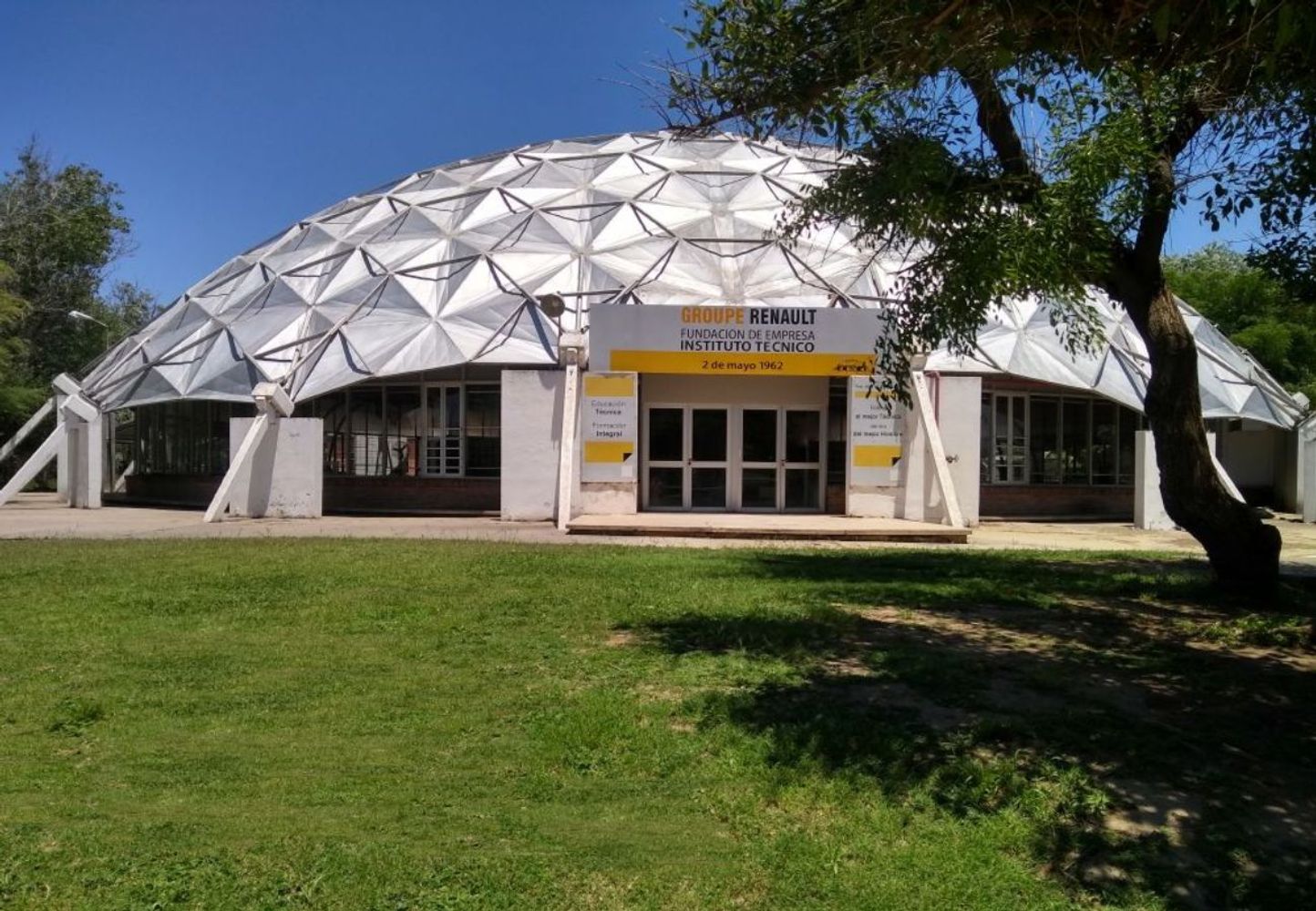 Un exdirector y un exempleado de un reconocido colegio fueron elevados a juicio por hostigamiento.