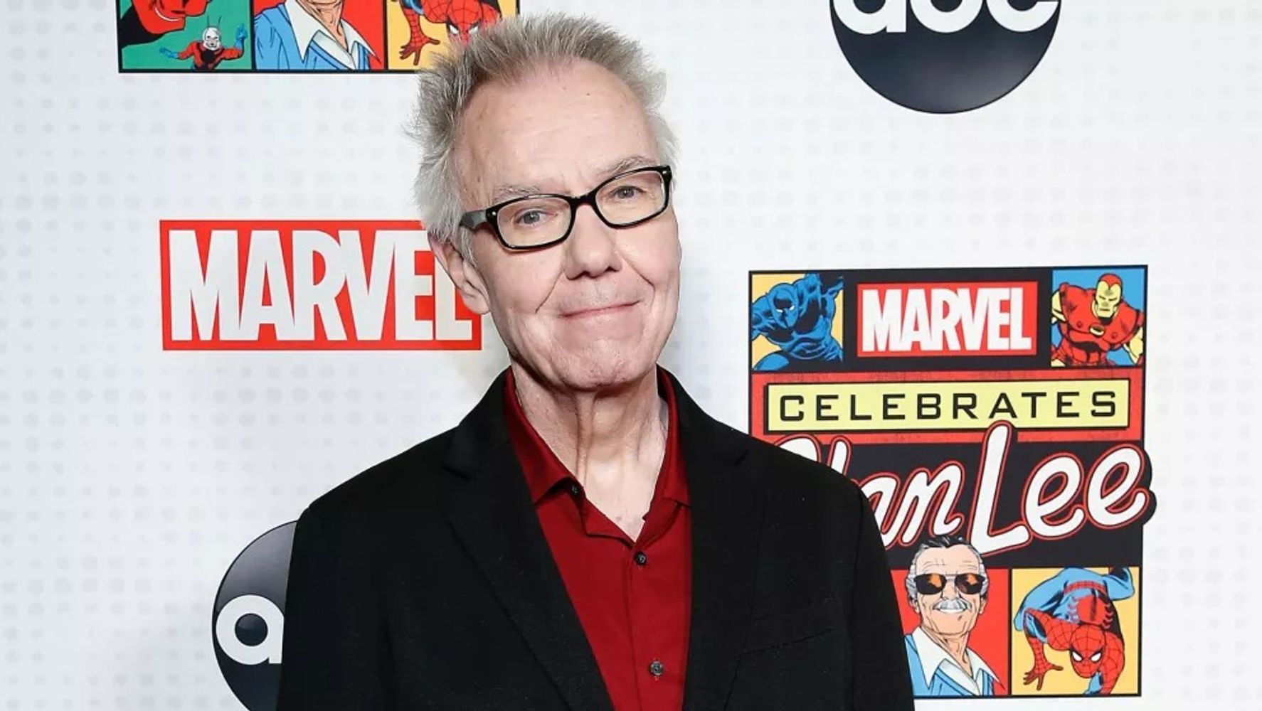 Gerry Conway, el escritor que redefinió el universo de Spider-Man con historias oscuras y memorables, posa junto a algunas de sus creaciones más icónicas.