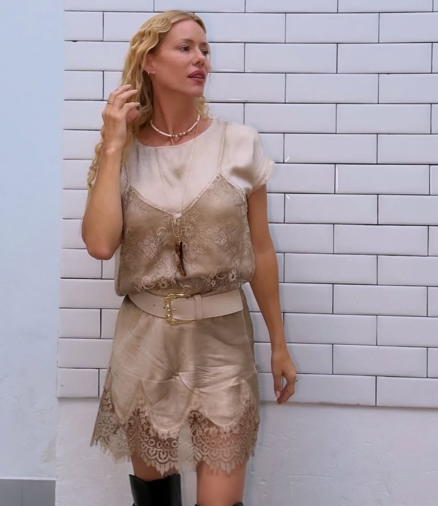 Nicole Neumann se sumó a la tendencia del vestido lencero viral de la temporada y lo combinó con unas botas 