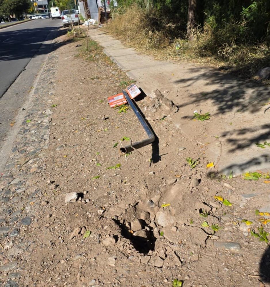 Un auto subió a la vereda y casi atropella a un grupo de personas.