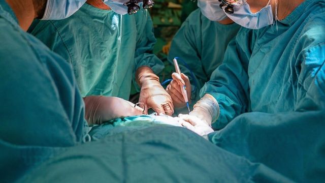 Para concretar la cirugía se gestionó la compra del dispositivo a través de DiProMeSI y se realizó el traslado de la paciente.