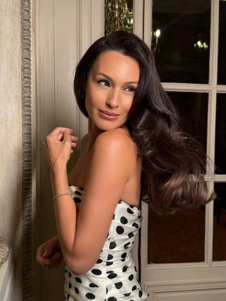 Pampita brilló en los premios Martín Fierro con un vestido blanco con lunares negros y desbloqueó una nueva tendencia