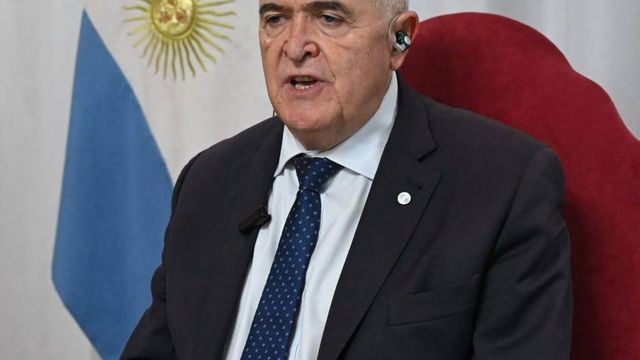 El gobernador subrayó además que, en este contexto, las provincias continúan sosteniendo servicios esenciales como salud y educación pública.