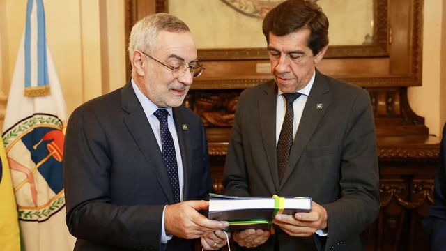 El gobernador Carlos Sadir intercambia obsequios protocolares con el embajador de la República del Brasil en la República Argentina, Julio Glinternick Bitelli.