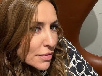 Vestido de encaje, cinturón estilo "corset" y medias caladas: Analía Franchín arrasó con un audaz look total black