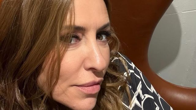 Analía Franchín arrasó con un vestido de cuero de charol total black en los Martín Fierro de la Moda 2026