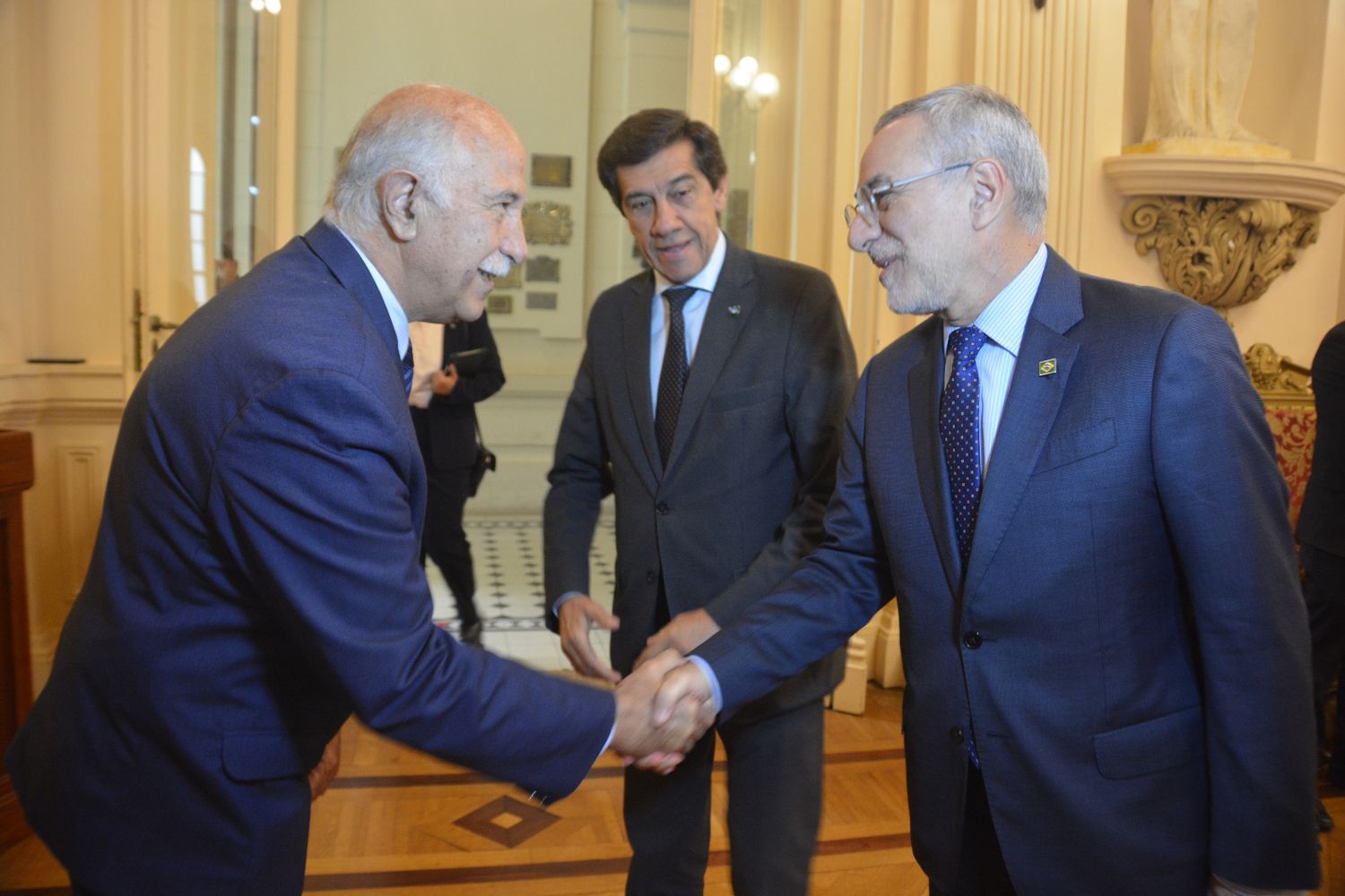 En representación de la Legislatura de Jujuy, el diputado Mario Fiad saluda al embajador Glinternick Bitelli, a su arribo a la Casa de Gobierno.