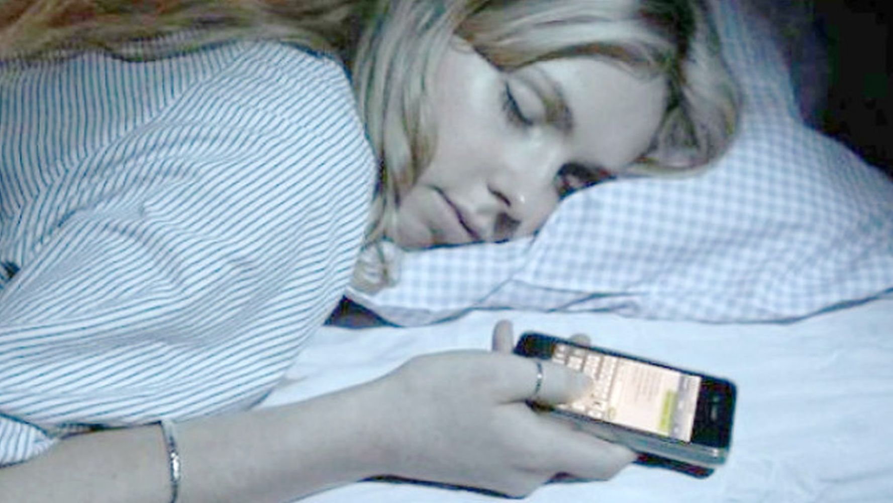 Qué dice la psicología sobre dormir con el celular al lado