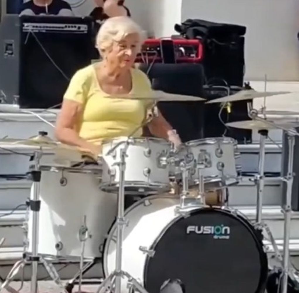 abuela de casi 90 años baterista