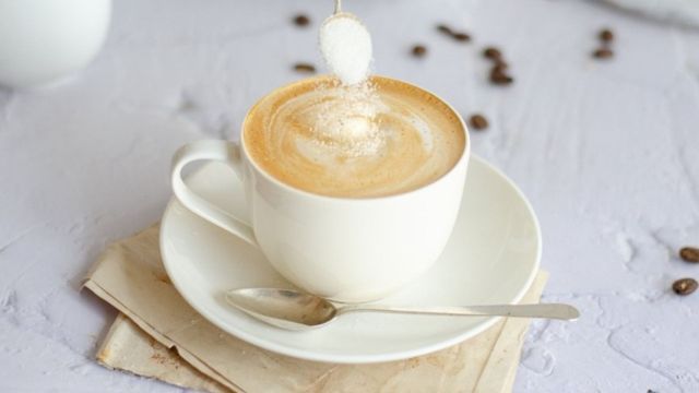 Por qué deberías ponerle una pizca de sal a tu café: el secreto que los baristas no te cuentan
