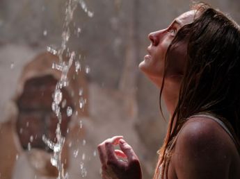 Suspenso extremo en Netflix: la película de Sophie Turner que es furor por su trama de acoso y traición