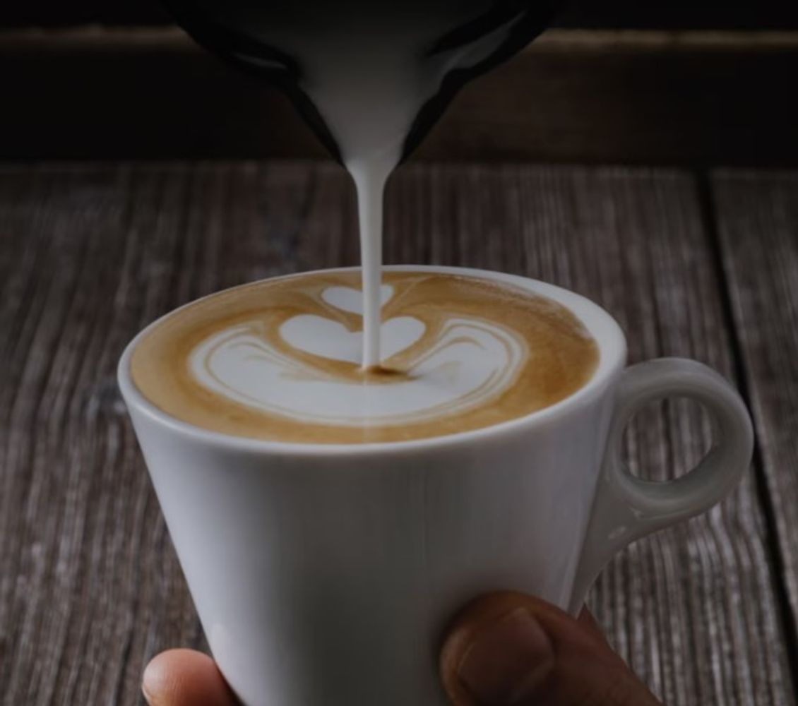 Por qué deberías ponerle una pizca de sal a tu café: el secreto que los baristas no te cuentan
