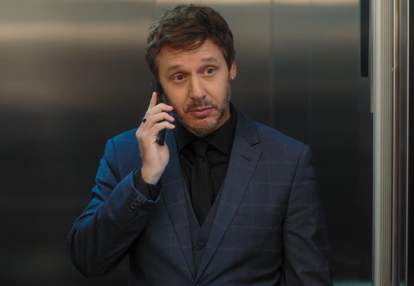 Benjamín Vicuña destaca en la serie como el ex que regresa para complicar la vida de la protagonista.