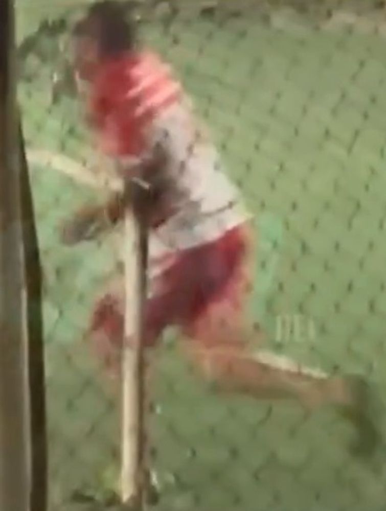 El hombre que buscó el arma para disparar en un torneo de fútbol amateur.