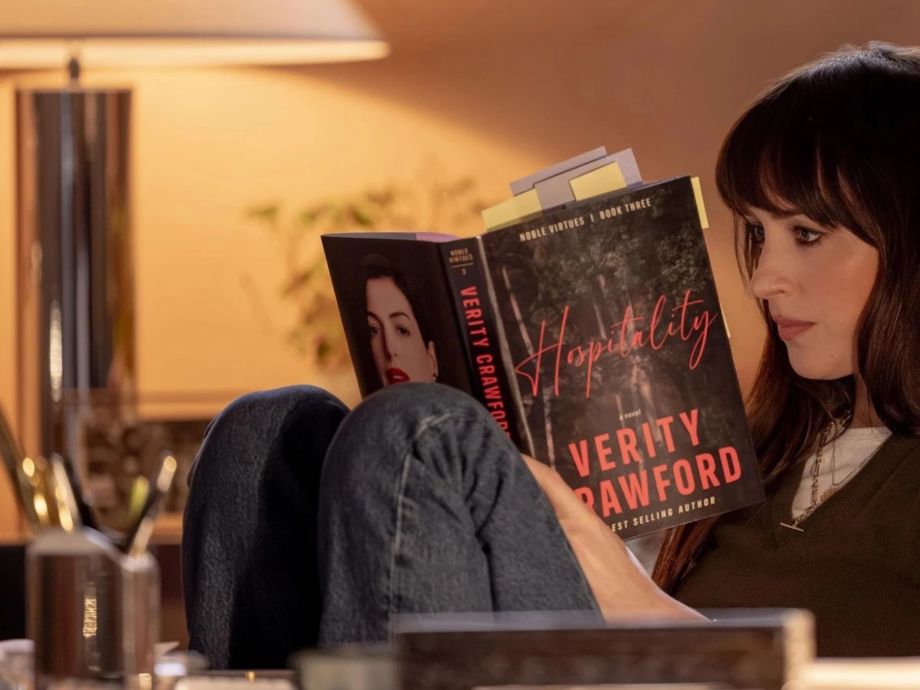 Dakota Johnson como la escritora Lowen Ashleigh.