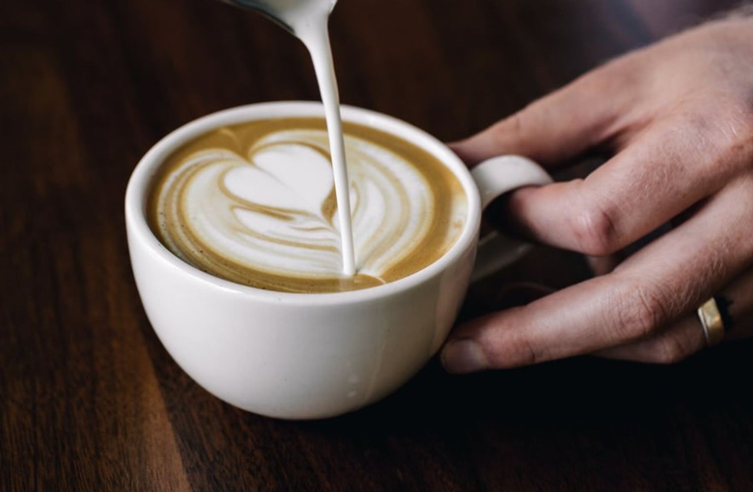 Por qué deberías ponerle una pizca de sal a tu café: el secreto que los baristas no te cuentan