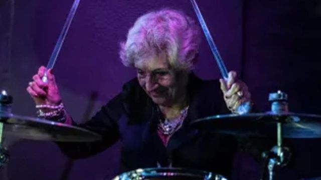abuela de casi 90 años baterista