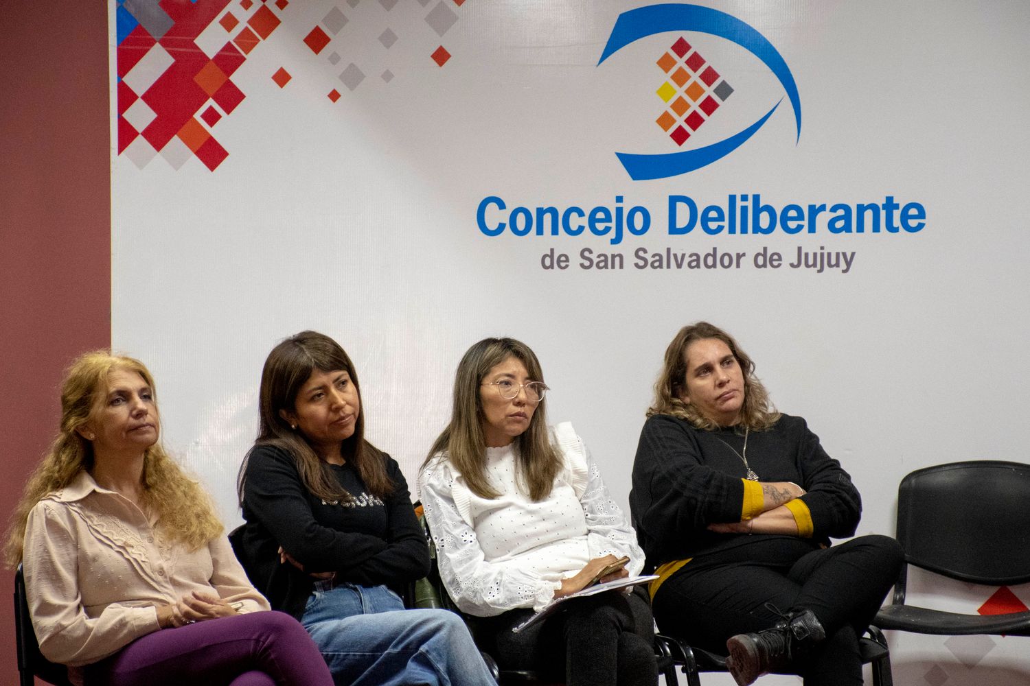 La directora de Niñez, Adolescencia y Familia del municipio capitalino, Fernanda Altea (derecha), junto a las capacitadoras, en el primero de los cuatro módulos que se dictará los viernes.
