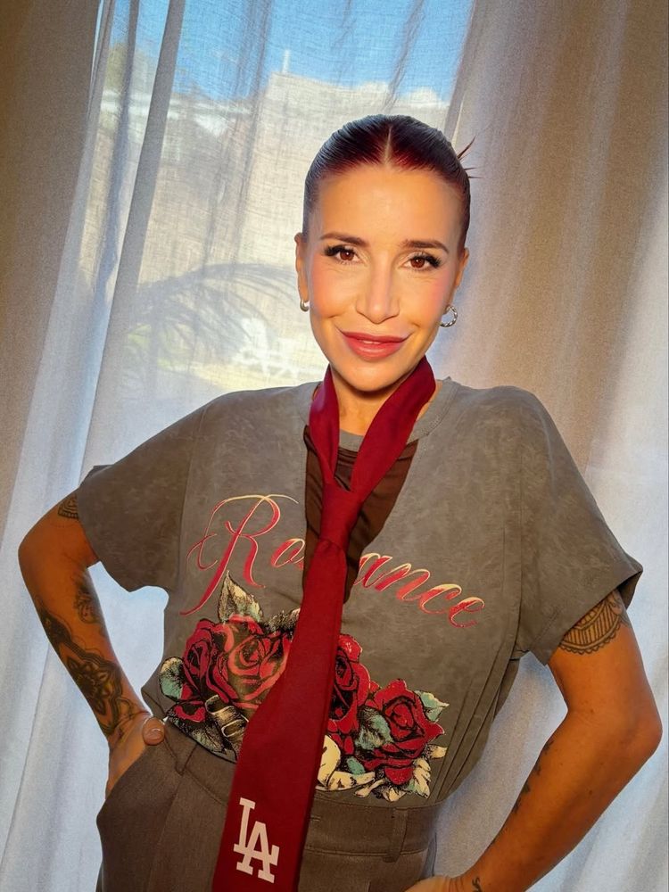 Flor Peña arrasó en Instagram con un look urbano y el accesorio tendencia del color de la temporada