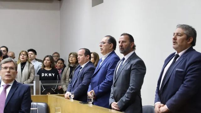 Antes de la jura, Abel aguardó junto a Carlos Arnedo y a Fernando Juri, quien siguió la sesión como espectador.