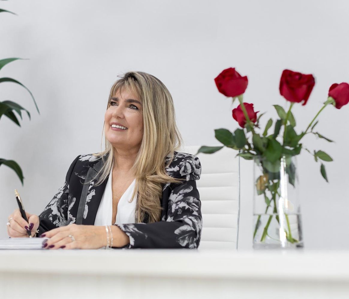 Cabrera además de ser rectora y autora, es profesional en ciencias económicas, mentora y Scrum Máster. 
