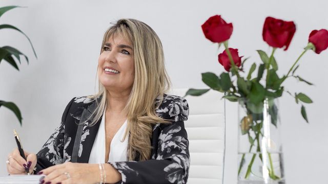 Cabrera además de ser rectora y autora, es profesional en ciencias económicas, mentora y Scrum Máster.