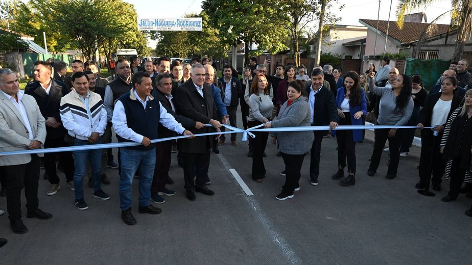 Inauguraron pavimento y entregaron camiones recolectores en Lomas de Tafí
