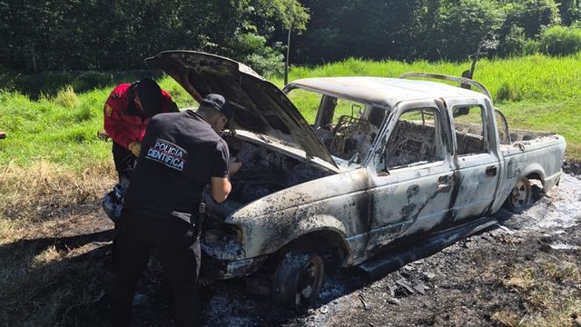 Prenden fuego una camioneta en Cerro Corá y detienen a un sospechoso.