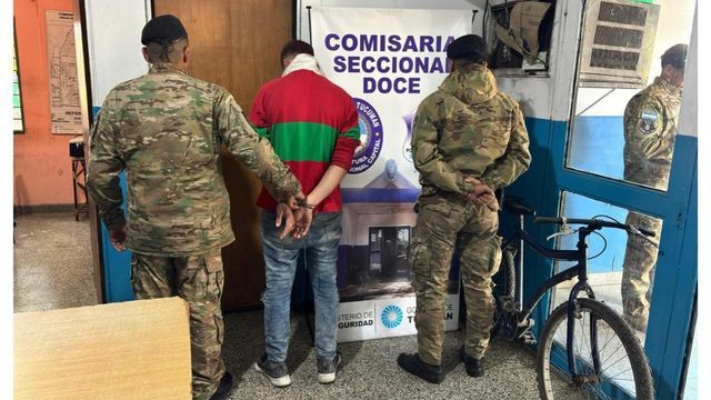 Además del celular robado, la Policía incautó la bicicleta utilizada en la fuga.