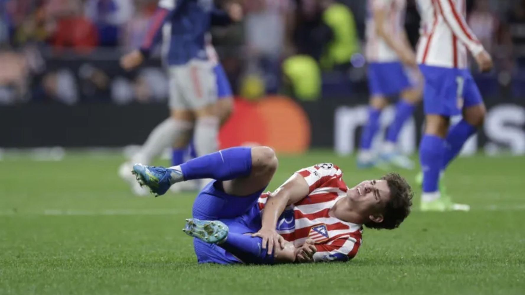 Se lesionó Julián Álvarez.