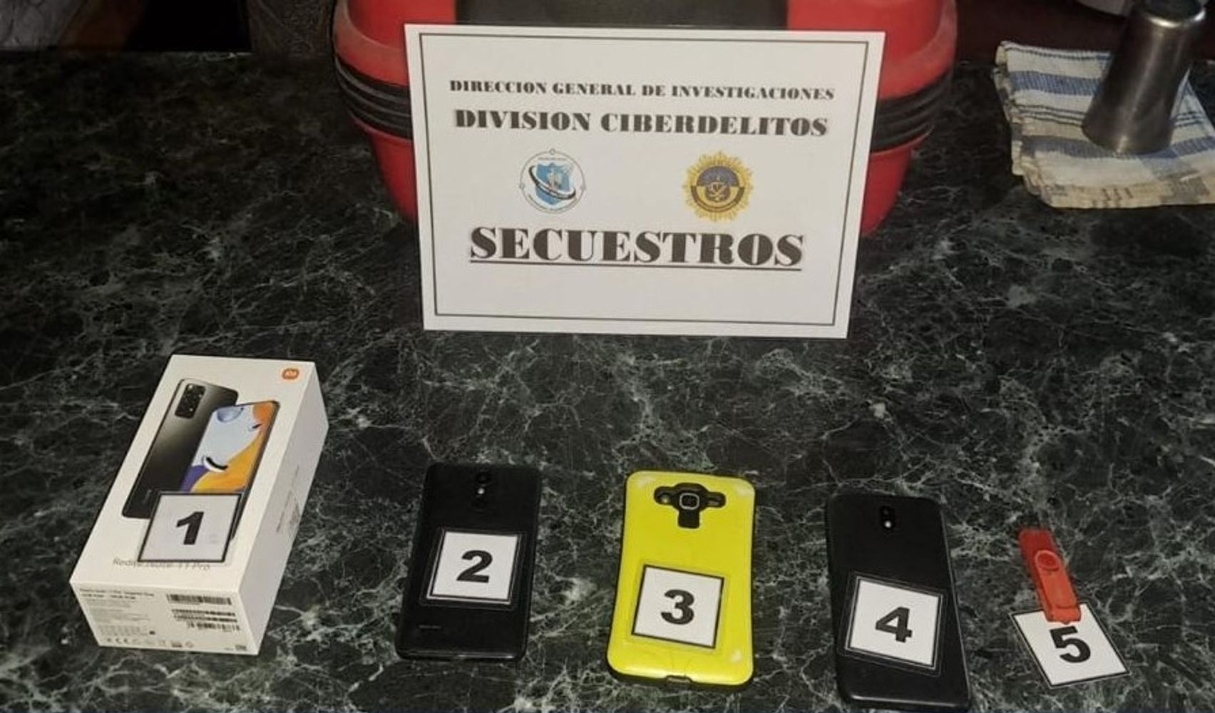 Algunos de los dispositivos hallados en Jujuy, en los domicilios objeto de allanamientos en una operación internacional contra redes de explotación de menores y de difusión de imágenes sexuales infantiles.