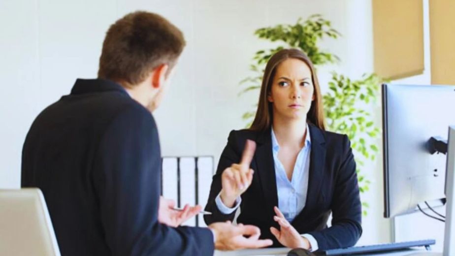 "Te lo digo por tu bien" y otras 6 frases que te delatan como maleducado, según la psicología