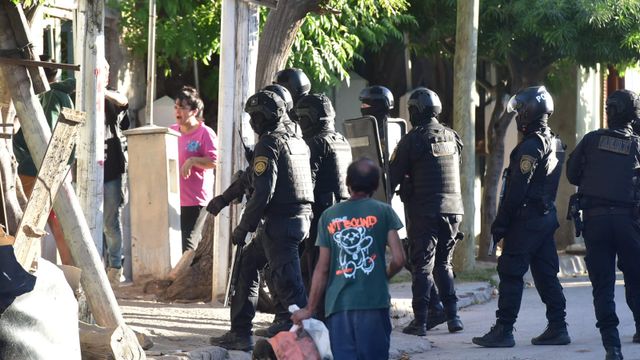 Otro policía terminó baleado en la protesta en Bajo Pueyrredón. 