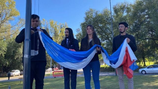 Cosquín dio un paso histórico con el primer izamiento de su bandera.