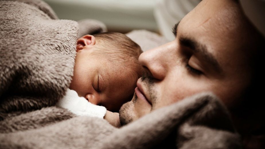 papá con bebé