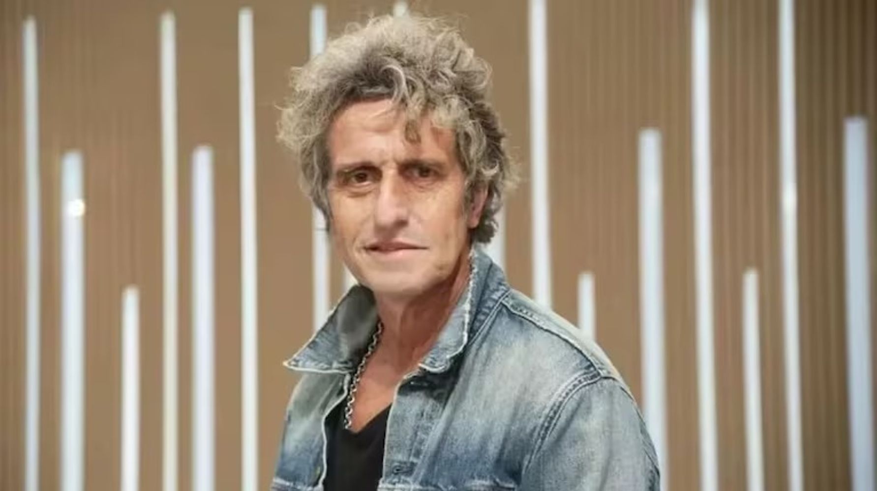 El actor permanece internado tras la colocación de un stent; su evolución es favorable pero reservada.