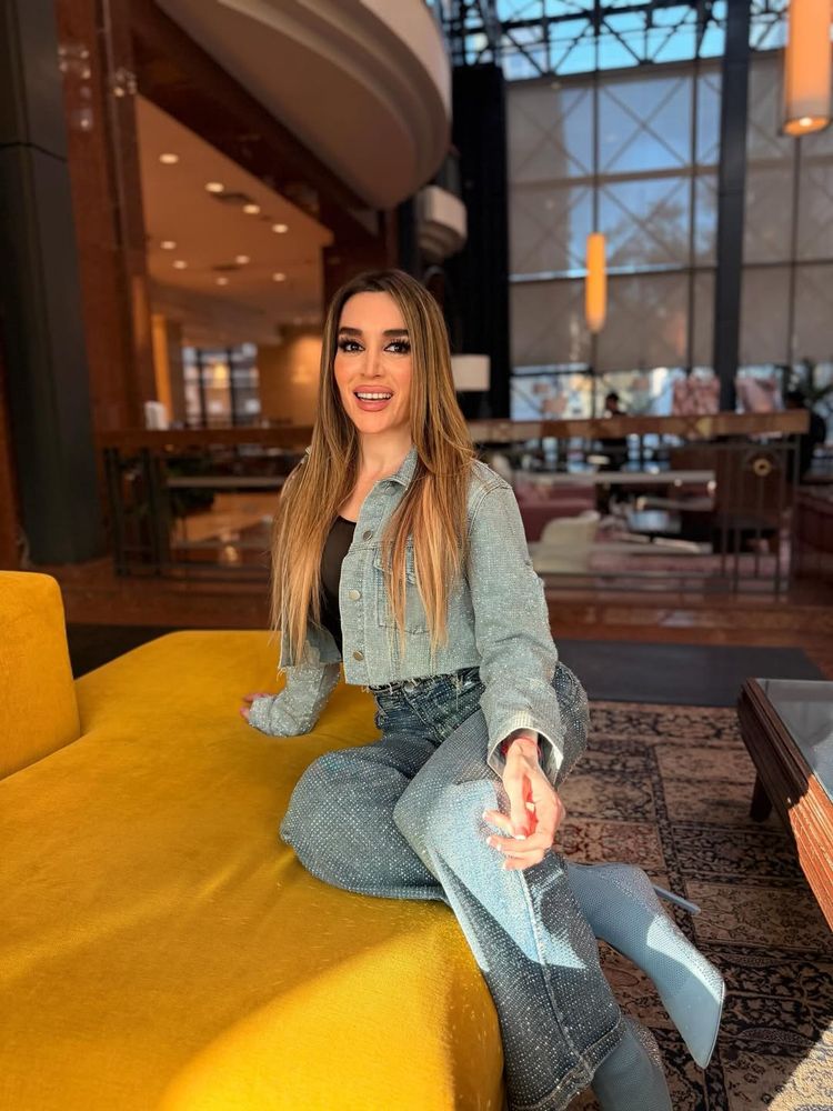 Fátima Flórez se sumó a la tendencia del total denim y arrasó con una minicampera y jean azul claro
