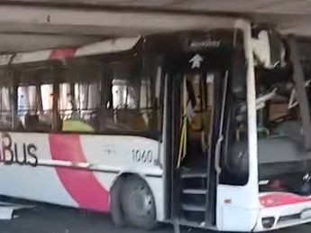 Córdoba: un colectivo de la empresa SiBus se incrustó en un puente en Costanera