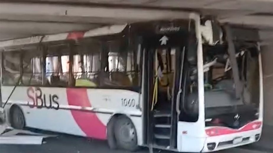 Córdoba: un colectivo de la empresa SiBus se incrustó en un puente en Costanera
